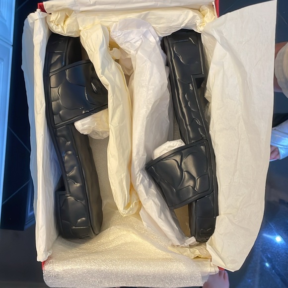 Valentino Garavani Atelier 03 Rose Edition embossed rubber slides Black 39 - Picture 6 of 6